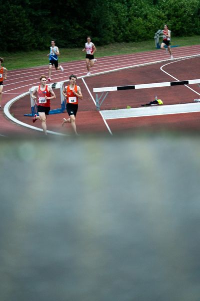 Rodion Beimler (LC Cottbus) vor Bernhard Neumann (DSG Wien) ueber 1500m am 03.06.2022 waehrend der Sparkassen Gala in Regensburg